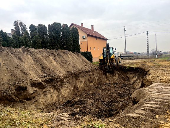 400m³-es pince ásása és földdeponálás kép, 1