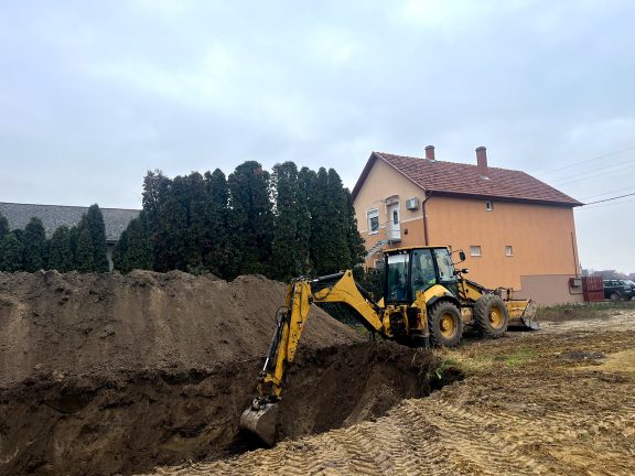 400m³-es pince ásása és földdeponálás kép, 2